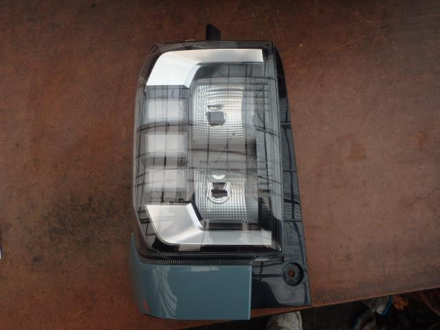 【中古】中古部品 タフト LA900S 左ﾃｰﾙﾗﾝﾌﾟ 【3331010800-000090339015600】