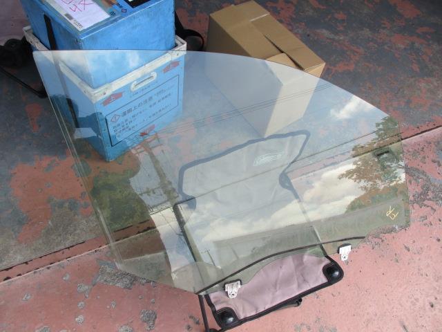 【中古】中古部品 エルグランド TE52 右ﾌﾛﾝﾄﾄﾞｱｶﾞﾗｽ 【3310190100-000244000813130】