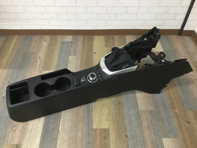 【中古】中古部品 デミオ DJ5AS ｺﾝｿｰﾙﾎﾞｯｸｽ 【3330960100-000052136077100】 9,372円