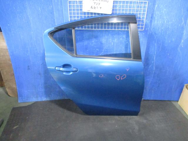 【中古】中古部品 アクア NHP10 右ﾘｱﾄﾞｱ 【3310220100-240215000213300】