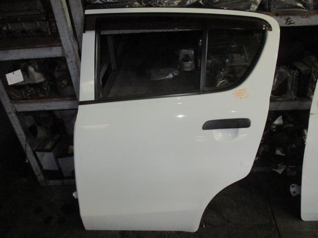 【中古】中古部品 アルト HA25V 左ﾘｱﾄﾞｱ 【3310160100-001516121313400】