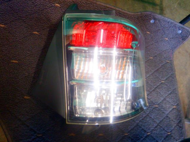 【中古】中古部品 ｉＱ NGJ10 右ﾃｰﾙﾗﾝﾌﾟ 【3340140100-000024147015500】