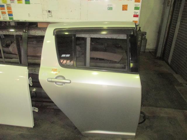【中古】中古部品 スイフト ZC11S 右リアドア 【3310160100-001608792813300】|e-cleマート