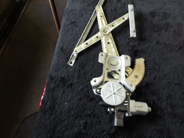 【中古】中古部品 デリカＤ5 CV5W 右ﾘｱﾄﾞｱﾚｷﾞｭﾚｰﾀ･ﾓｰﾀｰ 【3340220100-000225035913320】