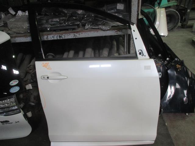 【中古】中古部品 エスティマ AHR20W 右ﾌﾛﾝﾄﾄﾞｱ 【3310160100-001658897113100】｜e-cleマート