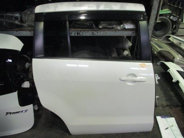 【中古】中古部品 プレマシー CREW 右リアドア 【3310160100-001525052813300】|e-cleマート