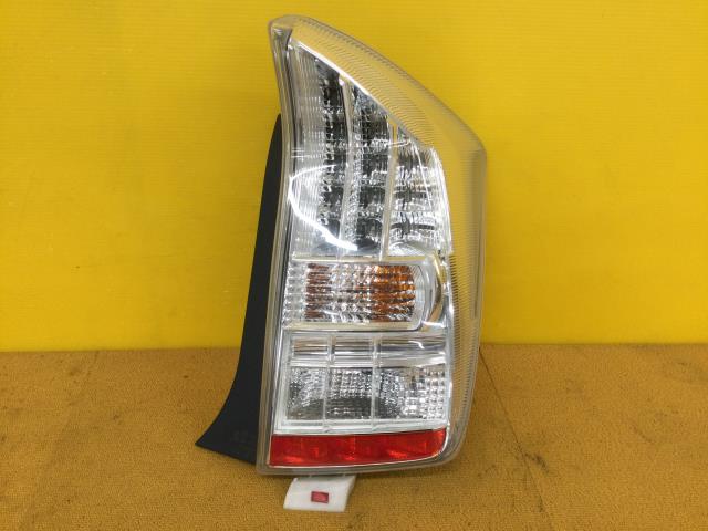 【中古】中古部品 プリウス ZVW30 右ﾃｰﾙﾗﾝﾌﾟ 【3330960100-000052274515500】