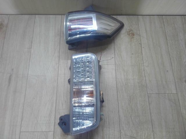 【中古】中古部品 エルグランド PNE52 右ﾃｰﾙﾗﾝﾌﾟ 【3310390100-240629000415500】