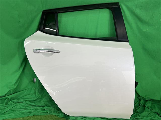【中古】中古部品 リーフ AZE0 右ﾘｱﾄﾞｱ 【3330240100-002024591813300】