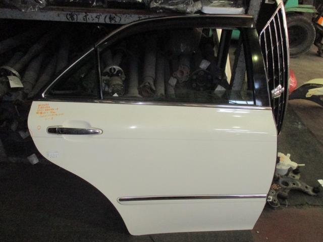 【中古】中古部品 クラウン GRS180 右ﾘｱﾄﾞｱ 【3310160100-001482416213300】