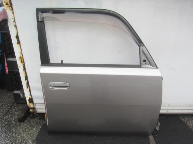 【中古】中古部品 ｂＢ NCP31 右ﾌﾛﾝﾄﾄﾞｱ 【3340240100-202400006113100】