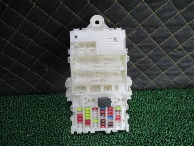【中古】中古部品 ヴェゼル RU3 ﾋｭｰｽﾞﾎﾞｯｸｽ 【3330660100-000024301667800】