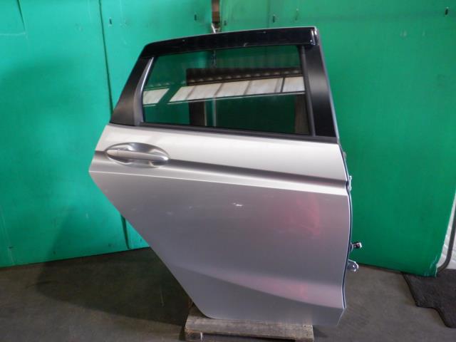 【中古】中古部品 シャトル GP8 右ﾘｱﾄﾞｱ 【3340140100-000023594113300】