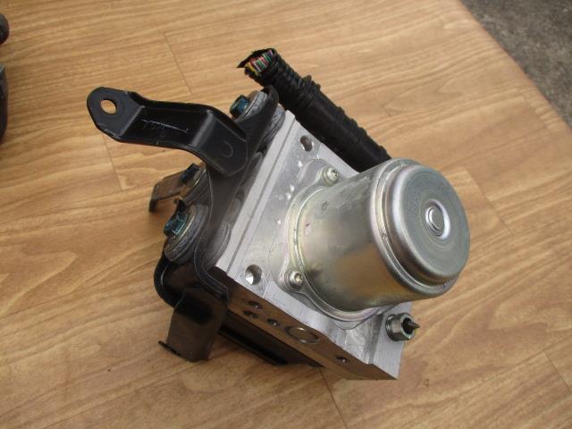 【中古】中古部品 フィット GP5 ABSｱｸﾁｭｴｰﾀｰ 【3310190100-000244003042500】