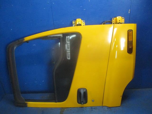 【中古】中古部品 いすゞ大型車 CYM81Q2 右ﾌﾛﾝﾄﾄﾞｱ 【3310270100-000014297513100】