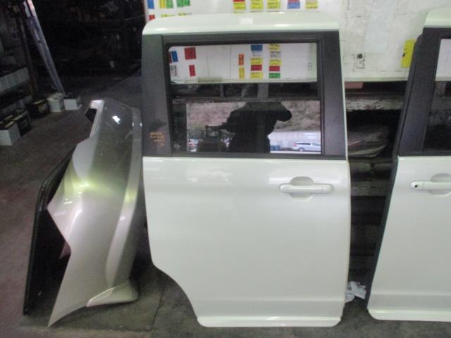 【中古】中古部品 デリカＤ2 MB15S 右ﾘｱﾄﾞｱ 【3310160100-001587980913300】