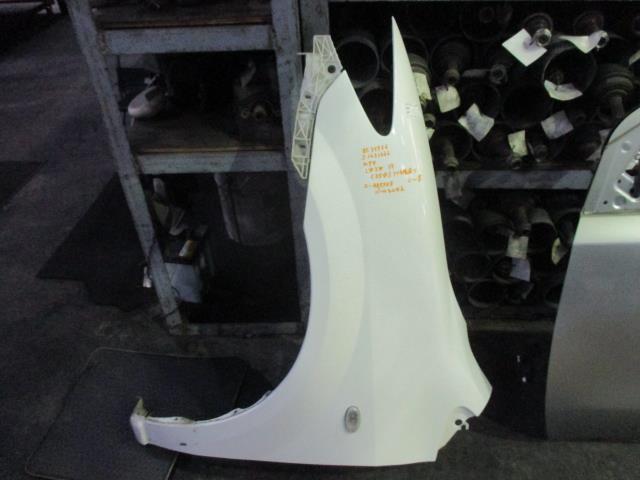 【中古】中古部品 ＭＰＶ LW3W 左ﾌﾛﾝﾄﾌｪﾝﾀﾞｰ 【3310160100-001487477310700】