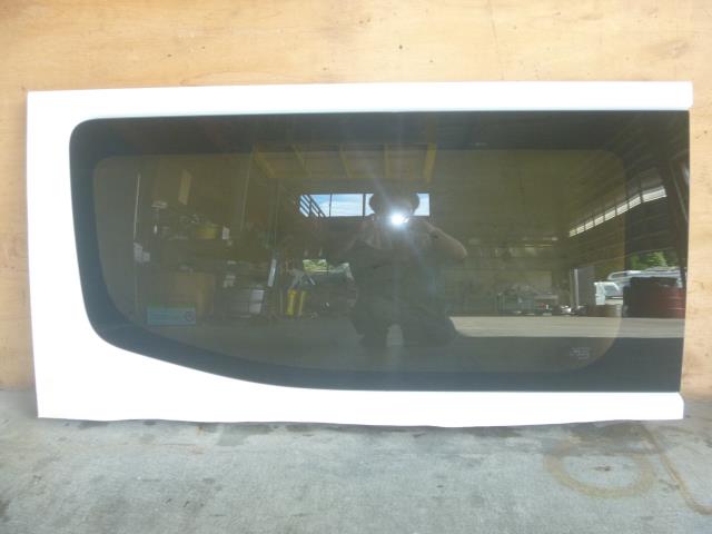【中古】中古部品 NV350キャラバン VN6E26 左ﾘｱﾄﾞｱｶﾞﾗｽ 【3330370100-000243018813431】