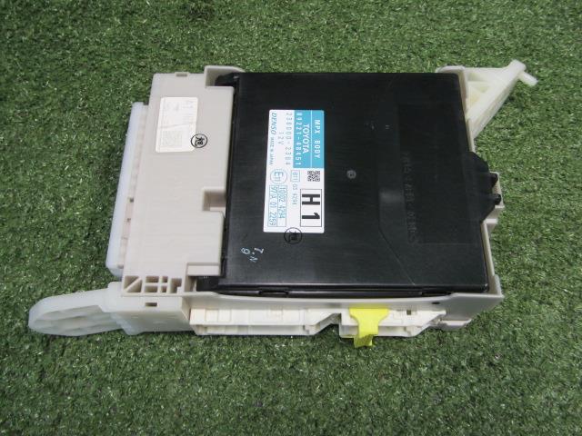【中古】中古部品 レクサス RX GYL10W ﾋｭｰｽﾞﾎﾞｯｸｽ 【3330200100-230742000067800】