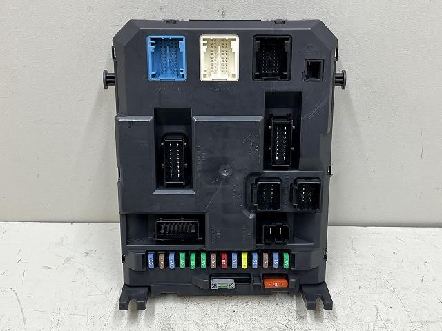 【中古】中古部品 シトロエン DS3 A5CHM01 ﾋｭｰｽﾞﾎﾞｯｸｽ 【3310070100-0000Y0759667803】｜e-cleマート