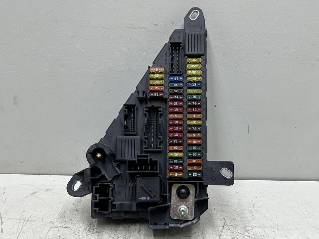 【中古】中古部品 BMW 5シリーズ PU25 ﾋｭｰｽﾞﾎﾞｯｸｽ 【3310070100-0000Y0758667800】