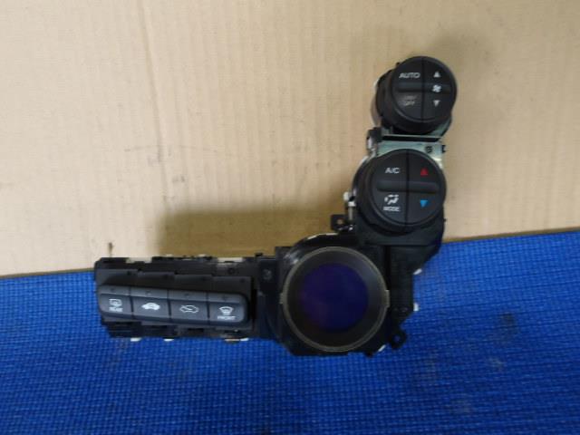 【中古】中古部品 フィット GP1 A/Cスイッチパネル 【3340220100-000225016860900】