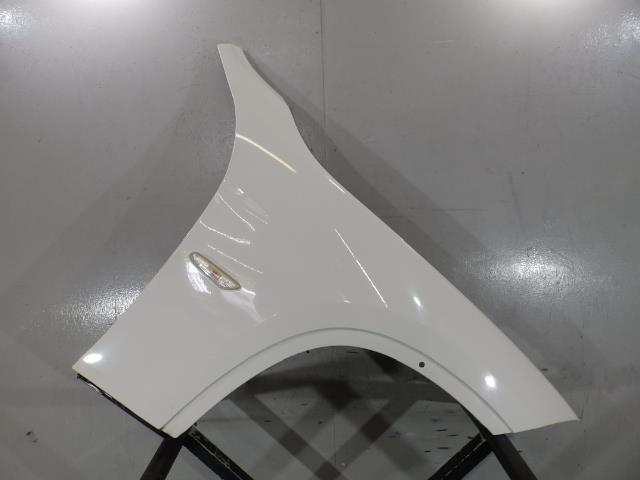 【中古】中古部品 BMW X1 VL18 右ﾌﾛﾝﾄﾌｪﾝﾀﾞｰ 【3260250000-000024183010600】