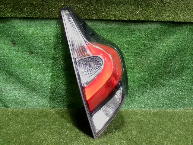 【中古】中古部品 アクア NHP10 右ﾃｰﾙﾗﾝﾌﾟ 【3260300000-240927000415500】