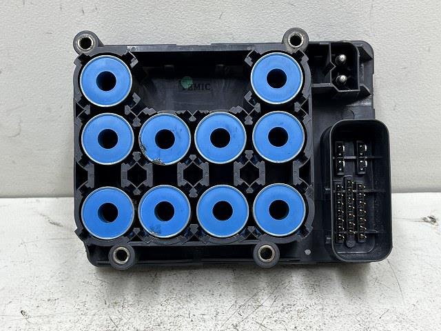 【中古】中古部品 クライスラーPTクルーザー PT2K20 ABSｱｸﾁｭｴｰﾀｰ 【3310070100-000183019542501】
