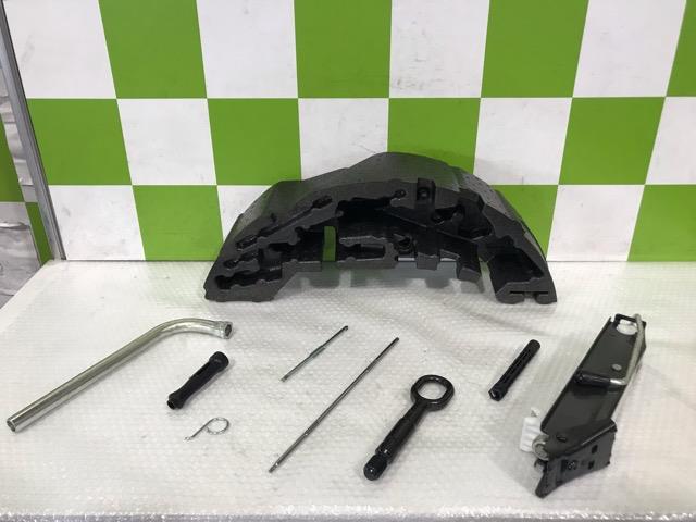 【中古】中古部品 アウディ A1 8XCAX 車載工具 【3330530100-000005296177700】