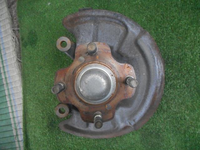 【中古】中古部品 エブリィ DA64V 右フロントナックルハブ 【3330190100-000002140644310】