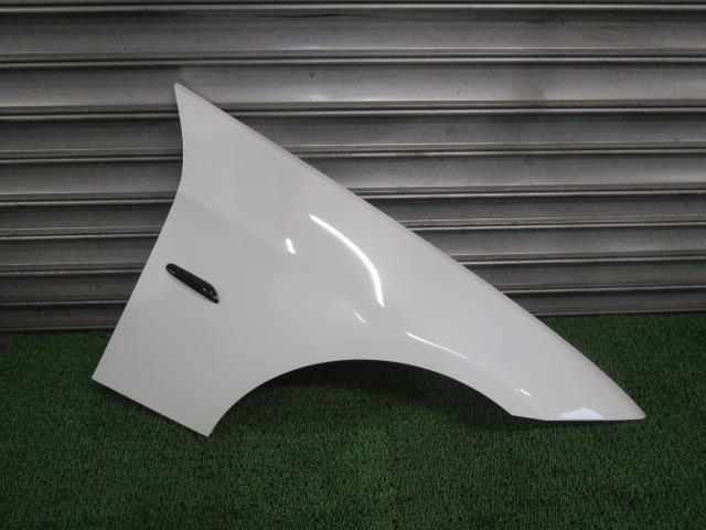 【中古】中古部品 BMW 3シリーズ US20 右フロントフェンダー 【3330540100-241007001010600】
