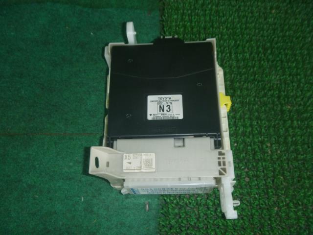 【中古】中古部品 カローラアクシオ NZE164 ﾋｭｰｽﾞﾎﾞｯｸｽ 【3330370100-000243028167800】