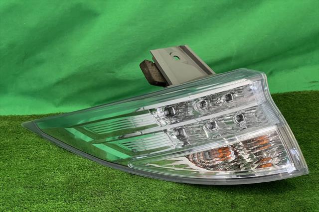 【中古】中古部品 エスティマ AHR20W 左ﾃｰﾙﾗﾝﾌﾟ 【3330240100-002024644915600】