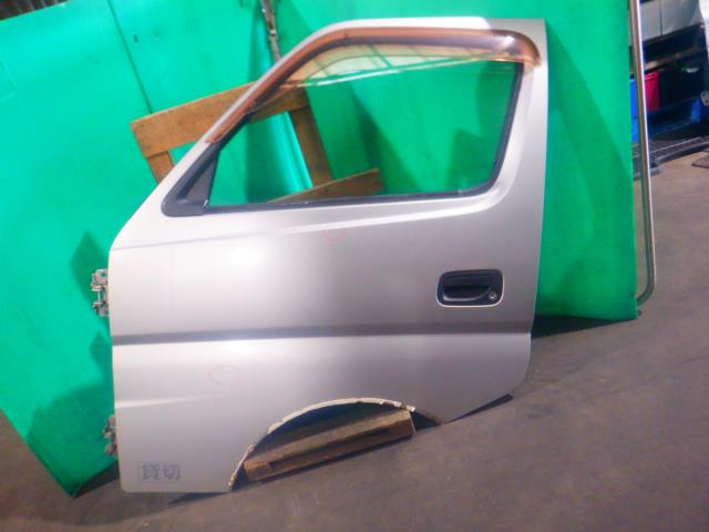【中古】中古部品 キャラバン QGE25 左ﾌﾛﾝﾄﾄﾞｱ 【3340140100-000024241213200】