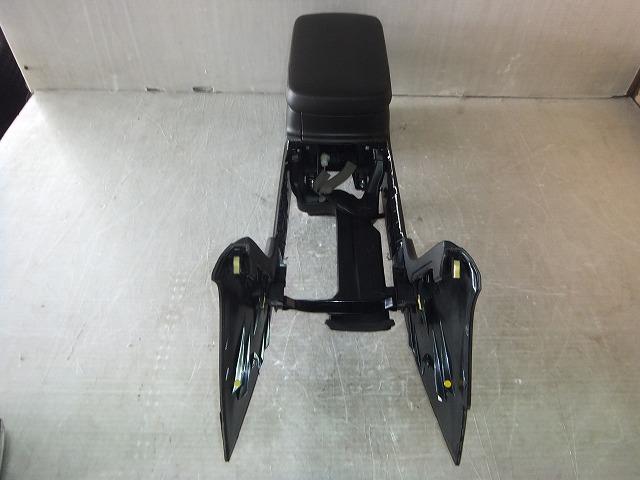 【中古】中古部品 クラウン GRS200 ｺﾝｿｰﾙﾎﾞｯｸｽ 【3310050100-240618000177100】
