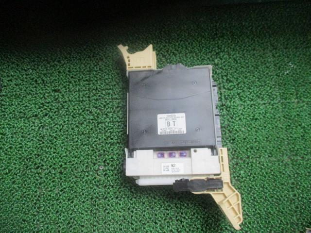 【中古】中古部品 ヴォクシー ZRR80W ﾋｭｰｽﾞﾎﾞｯｸｽ 【3500080000-240731000267800】