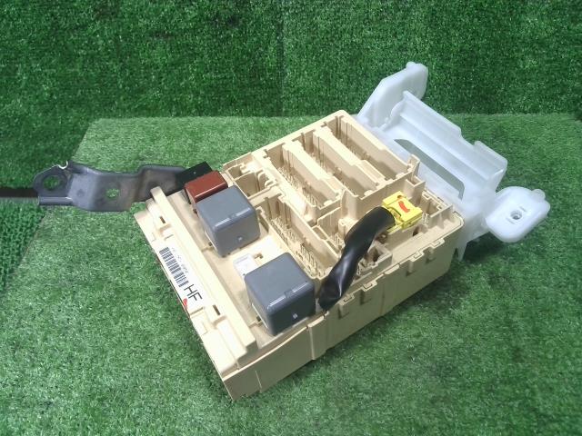 【中古】中古部品 アルファード ATH10W ﾋｭｰｽﾞﾎﾞｯｸｽ 【3330900100-000024090067800】