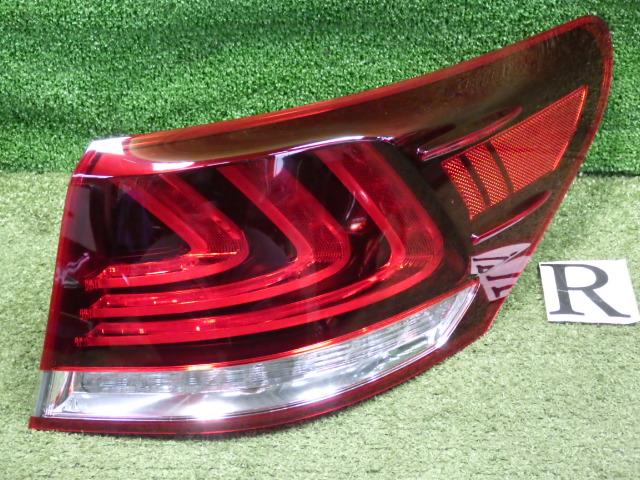 【中古】中古部品 レクサス LS UVF46 右ﾃｰﾙﾗﾝﾌﾟ 【3330200100-242054000015500】