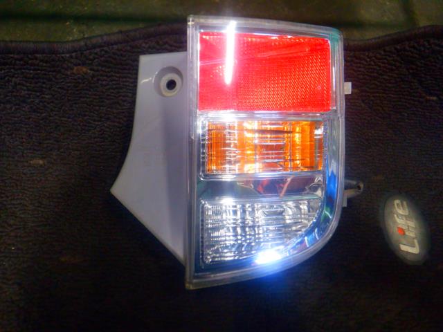 【中古】中古部品 アイシス ZGM10G 右ﾃｰﾙﾗﾝﾌﾟ 【3340140100-000024261615501】