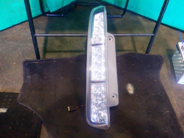 【中古】中古部品 アイシス ZGM10G 左ﾃｰﾙﾗﾝﾌﾟ 【3340140100-000024261615600】