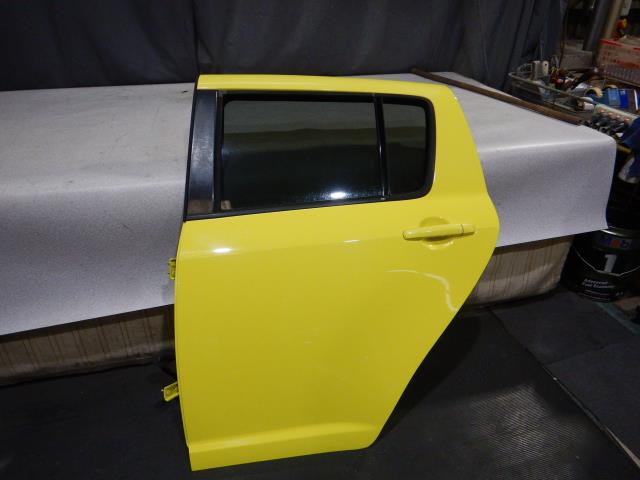 【中古】中古部品 スイフト ZC31S 左ﾘｱﾄﾞｱ 【3330810100-241112000213400】