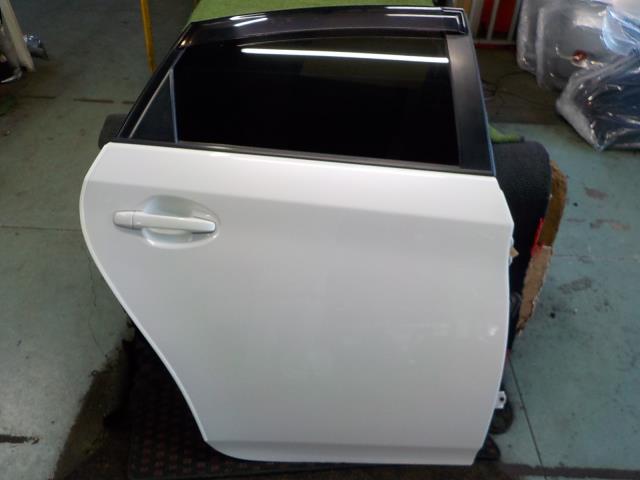 【中古】中古部品 プリウス ZVW30 右ﾘｱﾄﾞｱ 【3260200000-241115000413300】