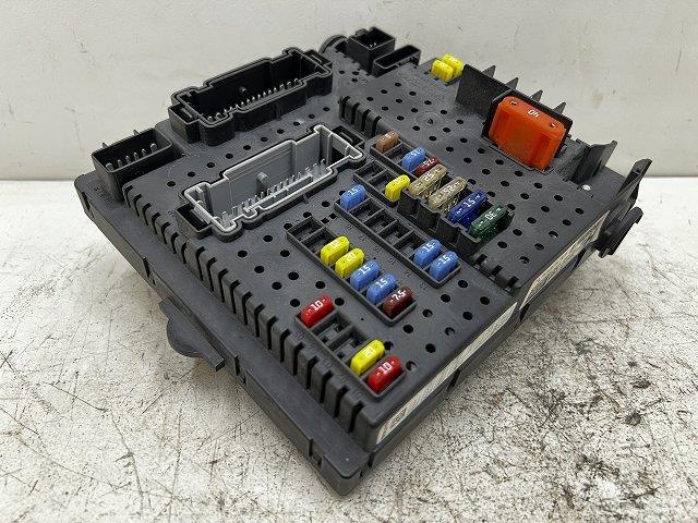 【中古】中古部品 ボルボ 90シリーズ CB5254AW ﾋｭｰｽﾞﾎﾞｯｸｽ 【3310070100-000203004567800】