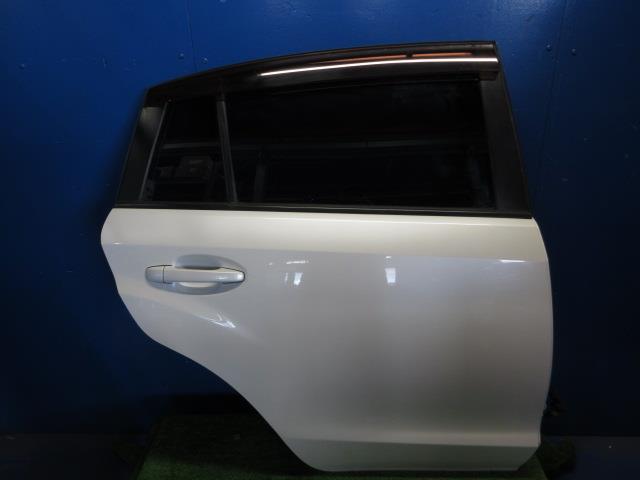 【中古】中古部品 インプレッサ GP7 右ﾘｱﾄﾞｱ 【3310270100-000014517513300】