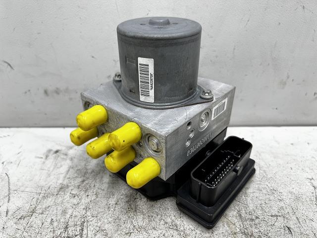 【中古】中古部品 VW パサートヴァリアント 3CCAX ABSアクチュエーター 【3310070100-000090739542500】