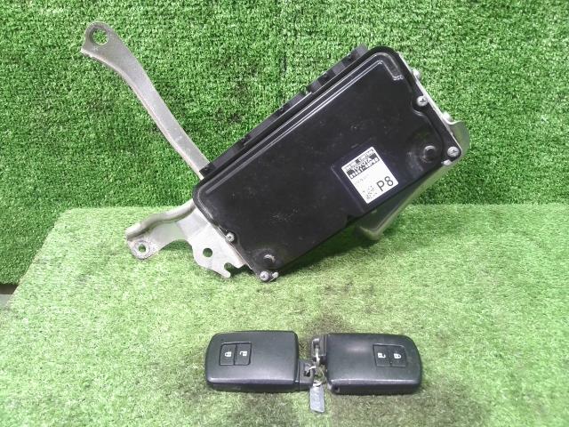 【中古】中古部品 ハリアー ZSU65W エンジンコンピューター 【3330900100-000024078363100】