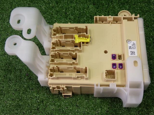 【中古】中古部品 ハリアー ZSU65W ﾋｭｰｽﾞﾎﾞｯｸｽ 【3330200100-242116000067800】