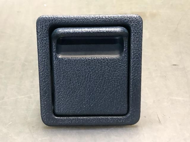 【中古】中古部品 クラウン GS130G ｺﾝｿｰﾙﾎﾞｯｸｽ 【3330530100-000005321777100】｜e-cleマート