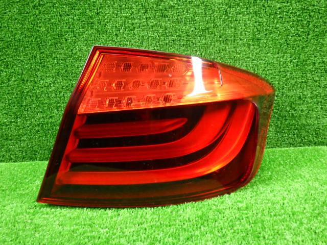 【中古】中古部品 BMW 5シリーズ FW20 右ﾃｰﾙﾗﾝﾌﾟ 【3330250100-000000886715500】